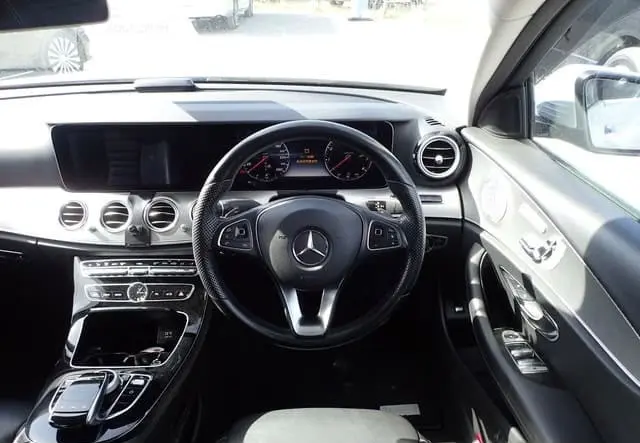 2016 Mercedes-Benz E-Class 4Matic, silver — photo 3 of 4