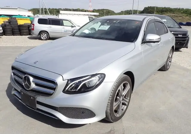 2016 Mercedes-Benz E-Class 4Matic, silver — photo 1 of 4