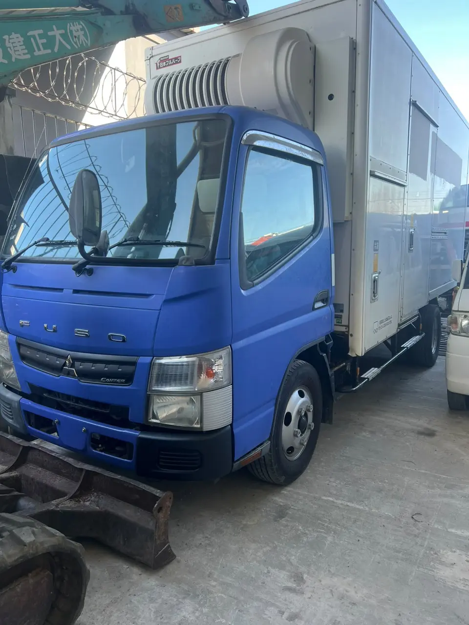 2011 Mitsubishi Fuso Canter, blue — photo 1 of 4