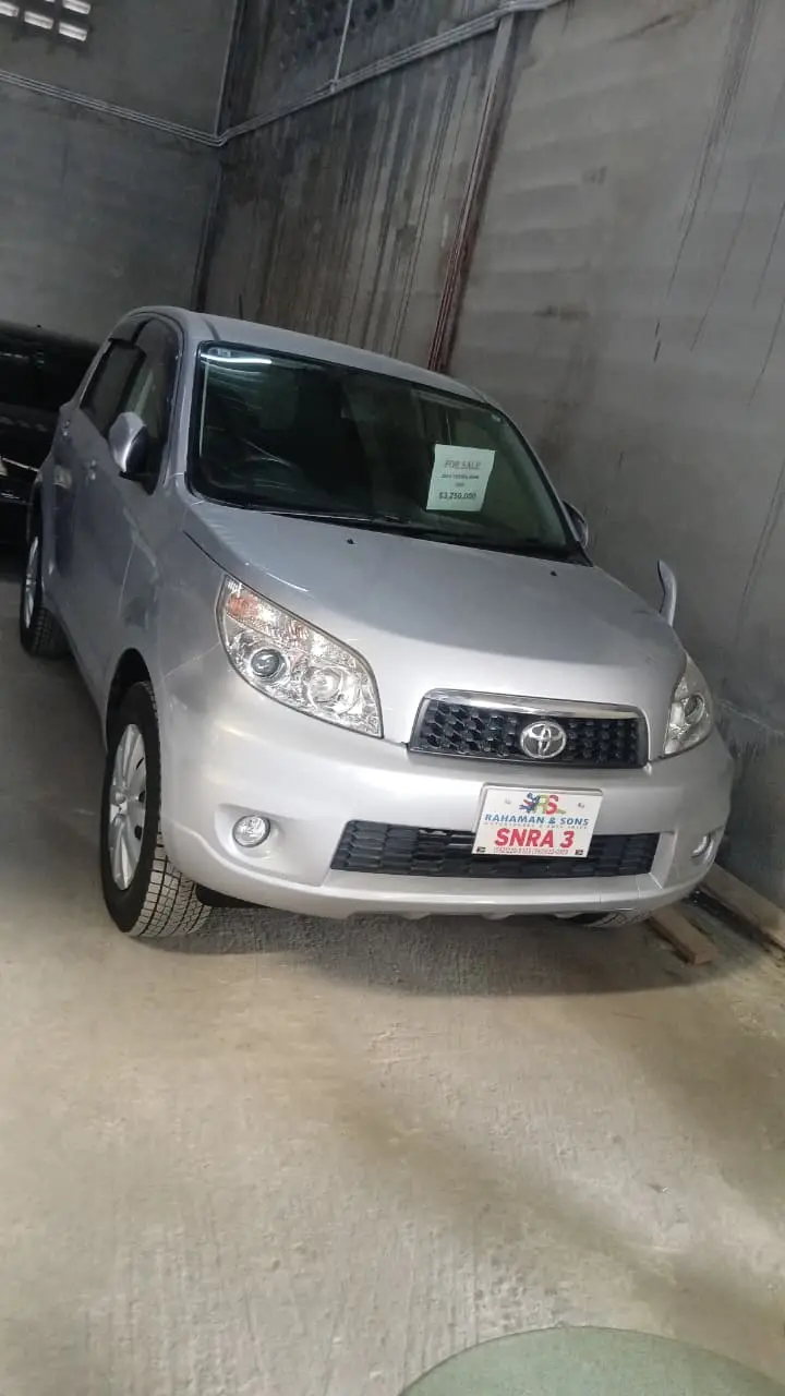 2013 Toyota Rush, silver — photo 1 of 3