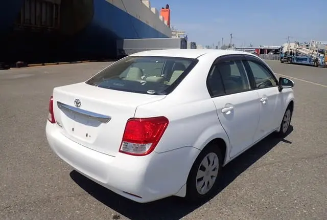 2013 Toyota Corolla Axio, silver — photo 2 of 4