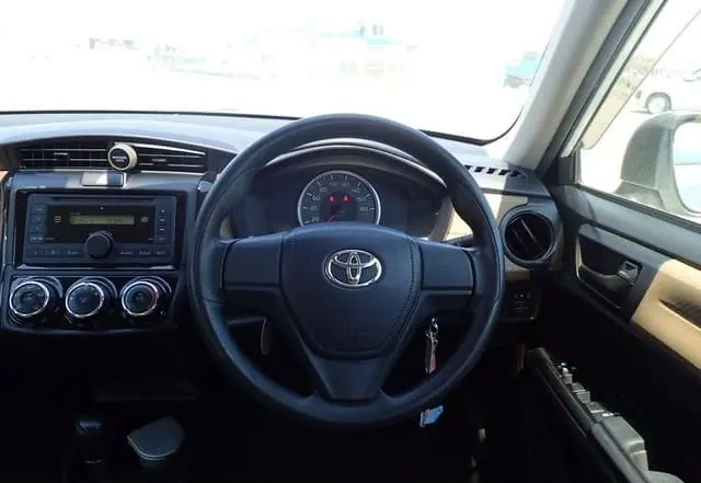 2013 Toyota Corolla Axio, silver — photo 3 of 4