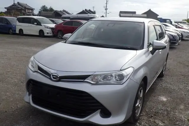 2015 Toyota Corolla Axio, silver — photo 1 of 3