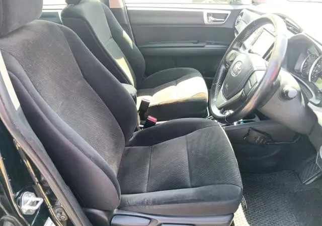 2015 Toyota Corolla Axio, silver — photo 4 of 4