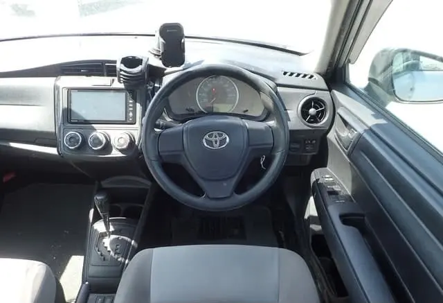 2016 Toyota Corolla Axio, silver — photo 2 of 4