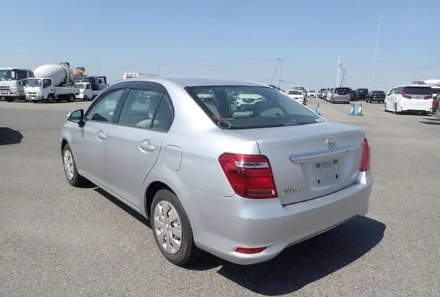 2016 Toyota Corolla Axio, silver — photo 4 of 4