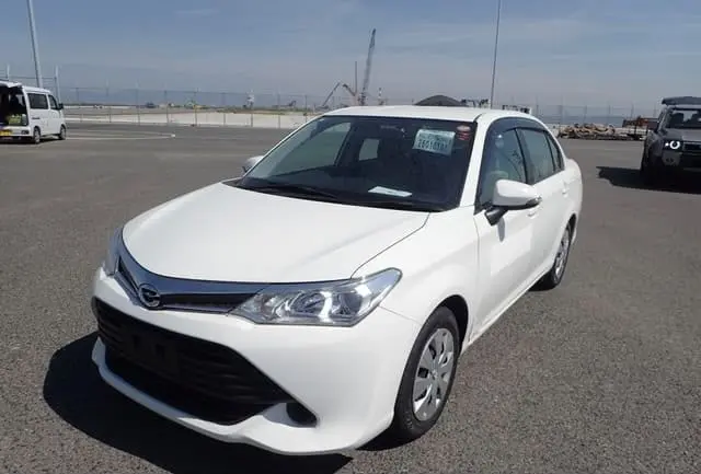 2017 Toyota Corolla Axio, silver — photo 1 of 4