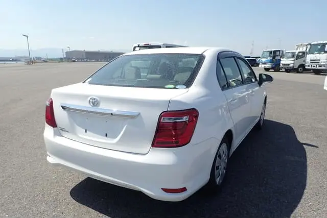 2017 Toyota Corolla Axio, silver — photo 2 of 4
