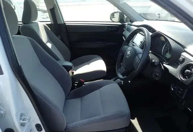 2017 Toyota Corolla Axio, silver — photo 3 of 4
