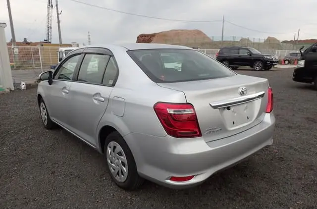 2018 Toyota Corolla Axio, silver — photo 2 of 4