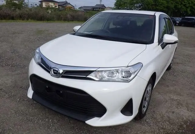 2020 Toyota Corolla Axio, silver — photo 1 of 4