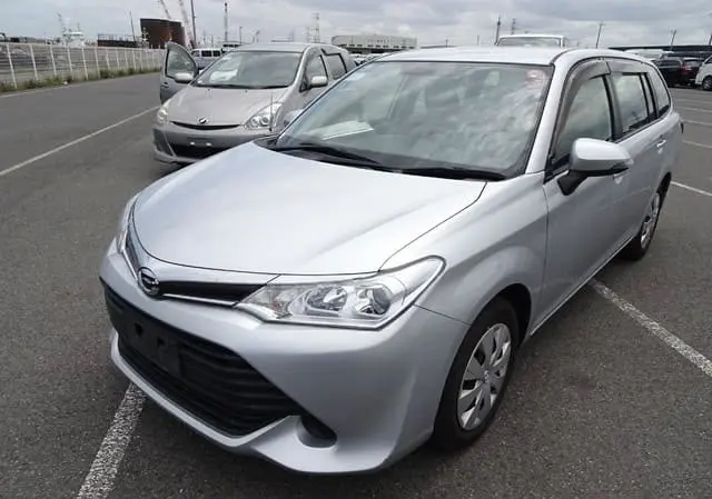 2015 Toyota Corolla Fielder, silver — photo 1 of 4