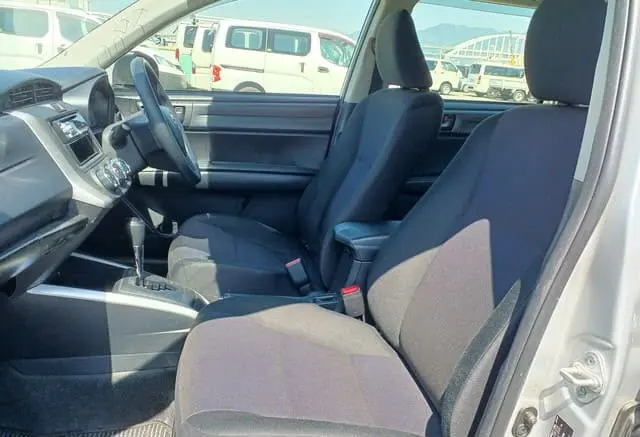 2017 Toyota Corolla Fielder, silver — photo 4 of 4