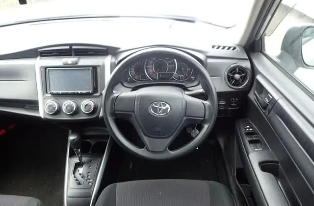 2018 Toyota Corolla Fielder, silver — photo 3 of 4