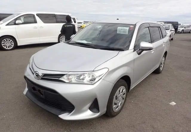 2018 Toyota Corolla Fielder, silver — photo 1 of 4