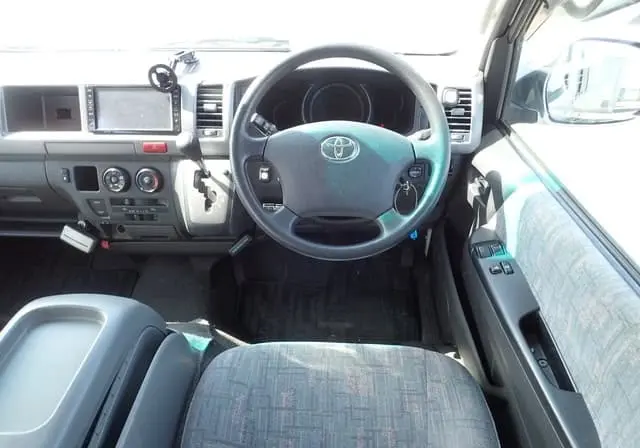 2005 Toyota Hiace Grand Cabin, white — photo 2 of 5