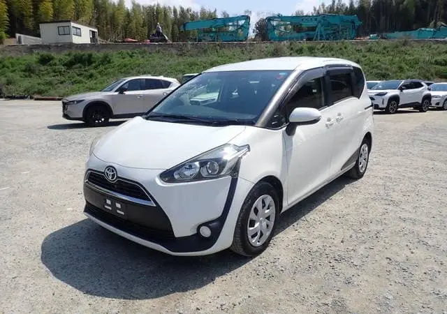 2015 Toyota Sienta, white — photo 1 of 4