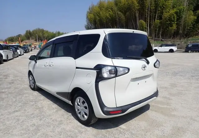 2015 Toyota Sienta, white — photo 2 of 4
