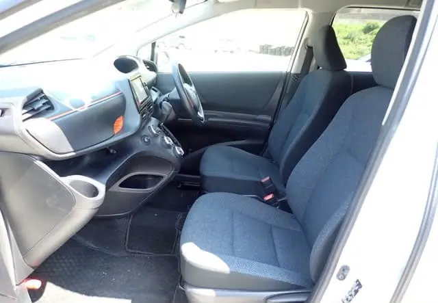 2015 Toyota Sienta, white — photo 3 of 4