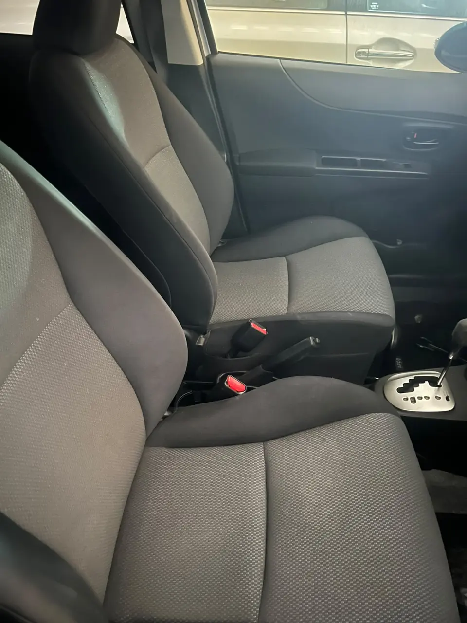2013 Toyota Vitz, silver — photo 3 of 4